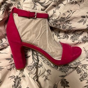 Naturalizer Joy Dress Sandal in Berry Suede